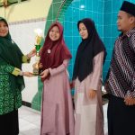 Ustadzah Nurhidayati Serahkan Piala kepada Santri TPA ALBA yang Berhasil Tuntas Hafalan Juz 30
