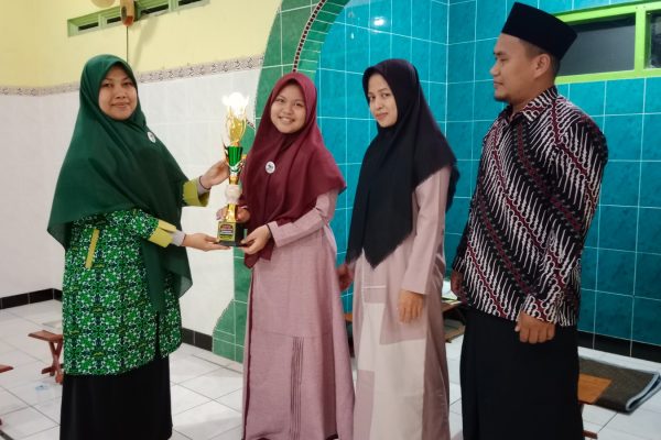 Ustadzah Nurhidayati Serahkan Piala kepada Santri TPA ALBA yang Berhasil Tuntas Hafalan Juz 30
