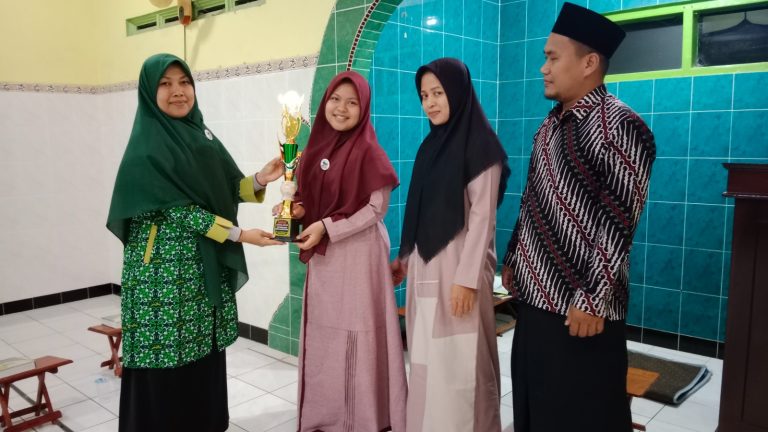 Ustadzah Nurhidayati Serahkan Piala kepada Santri TPA ALBA yang Berhasil Tuntas Hafalan Juz 30