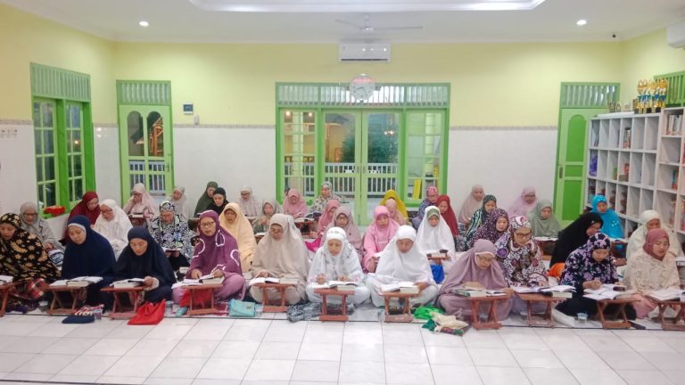 Kenalkan Quran kepada Ibu-ibu, Tpa Alba Adakan Kelas Ngaji Emak-emak