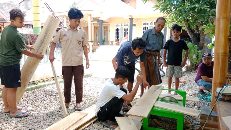 Gotong Royong Menyiapkan “Landak” untuk Pemulasaraan Jenazah