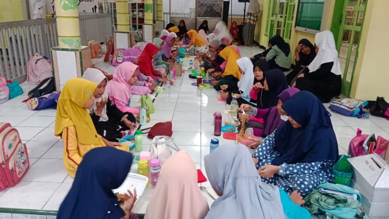 Buka Puasa Bersama, Cara Tpa Alba Kenalkan Puasa Sunah kepada Santrinya