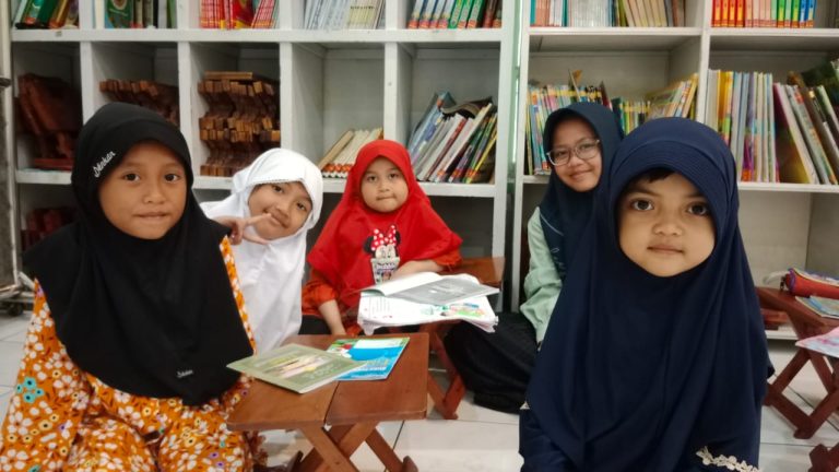 Simbiosis Mutualisme, Kakaknya Latihan Mengajar, Adiknya Ditemani Belajar