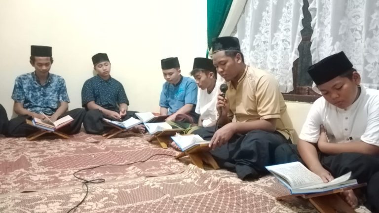Santri Tpa Alba Baca Barzanji di Acara Aqiqah Kelahiran Putranya Jamaah Musala Alba