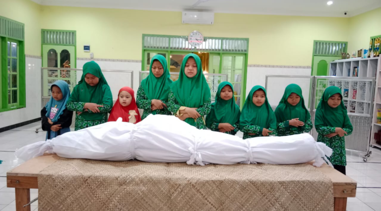 Tpa Alba Adakan Pelatihan Jenazah untuk Santri Putri
