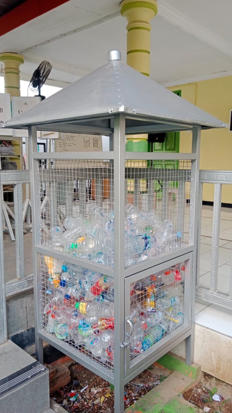 Edukasi Pemanfaatan Limbah Plastik kepada Santri, Tpa Alba Bangunkan “Sangkar Plastik”