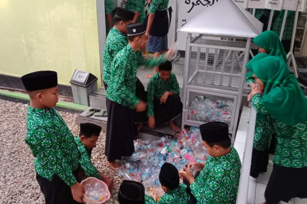 Sangkar Plastik, Wadah Santri Tpa Alba Belajar Mengelola Sampah