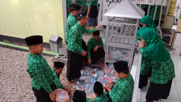 Sangkar Plastik, Wadah Santri Tpa Alba Belajar Mengelola Sampah