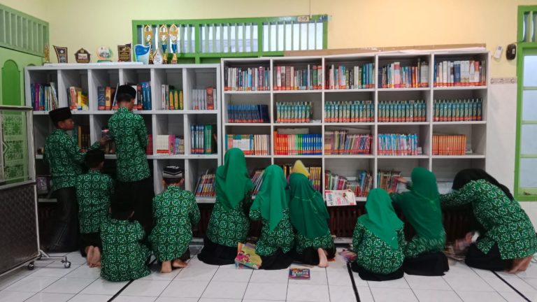 Bersama-sama Menjaga Koleksi Perpustakaan
