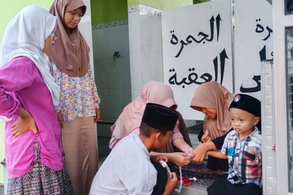 Di Tpa Alba, Kakak dan Adik Saling Menguatkan