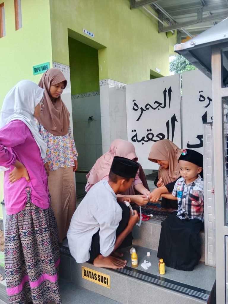 Di Tpa Alba, Kakak dan Adik Saling Menguatkan