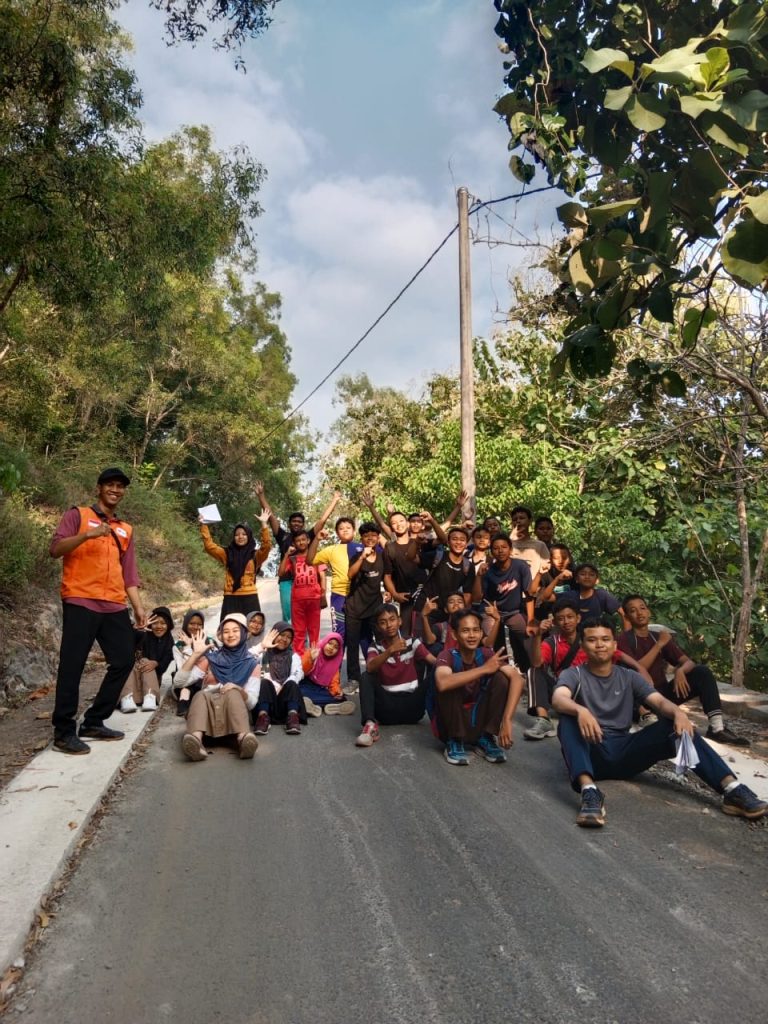 Tpa Alba Adakan Hiking untuk Santri Tim Relawan Kebencanaan