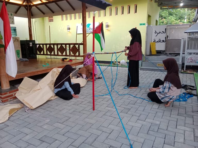 Tidak Bergantung Pada Temannya Laki-laki, Santri Putri TPA ALBA Dilatih untuk Bisa Mendirikan Tenda Sendiri