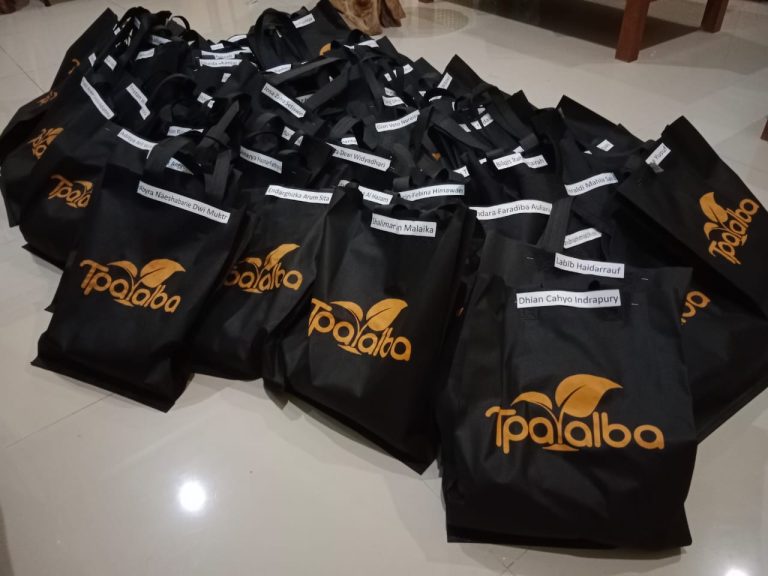 TPA ALBA Beri Hadiah kepada 69 Santri Pejuang Puasa Syawal 1445 H