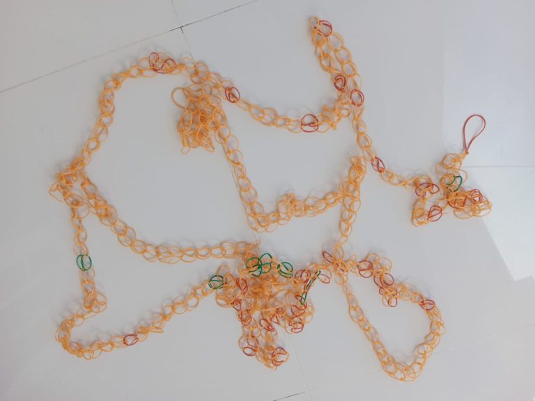 TPA ALBA Sediakan Permainan Karet Gelang untuk Santri Putri Kelas Tilawati