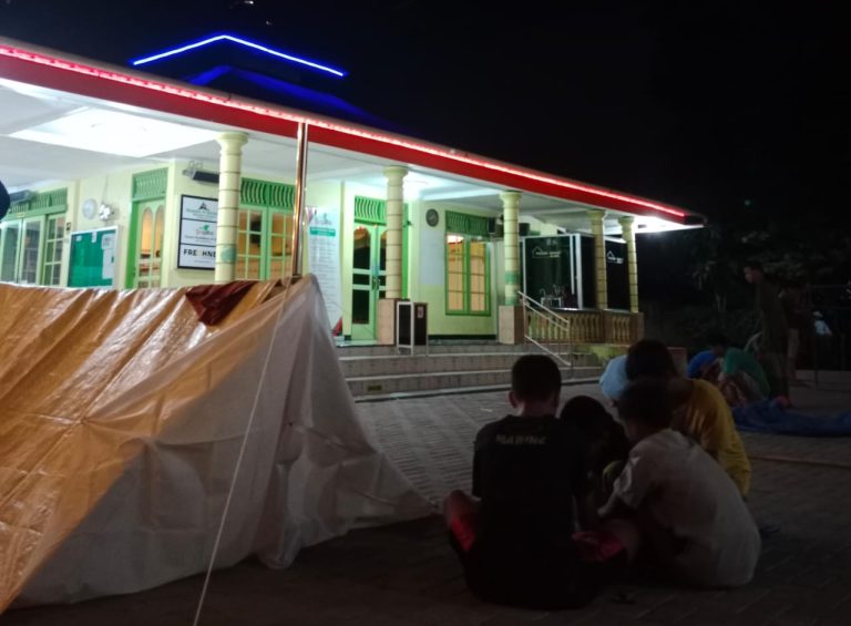 TPA ALBA Melatih Santrinya Membuat Tenda Bivak untuk Kemah Siaga Bencana