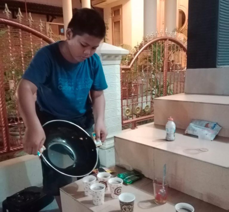 Kemah Siaga Bencana TPA ALBA: Jam 23.00 WIB Malah Ngopi, Kapan Tidurnya?