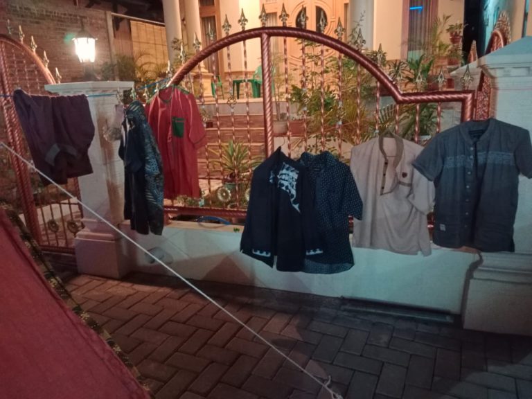 Kreativitgas Peserta Kemah Siaga Bencana TPA ALBA: Agar Tidak Kucel, Baju di Gantung di Pagar