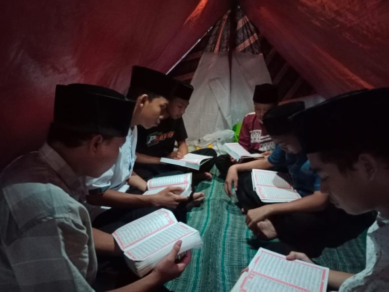 Santri TPA ALBA Tetap Menjaga Tilawah Meski Sedang Kemah