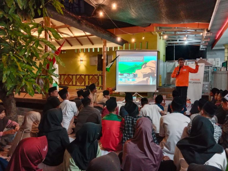 Indar Siswoyo, Relawan Rumah Zakat Berikan Edukasi Potensi Kebencanaan di Pacitan kepada Santri TPA ALBA
