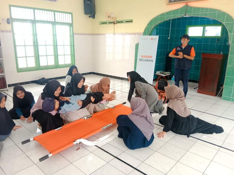 Santri Putri TPA ALBA Mensimulasikan Cara Mengangkat dan Menempatkan Korban ke Tandu