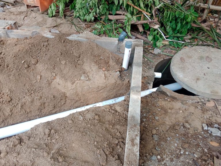 Pipa PVC Ukuran 4 Inchi Sebagai Penghubung Limbah Pemotongan Hewan Kurban Menuju Sumur Resapan