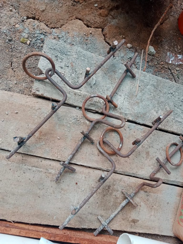 Rangkaian Besi Cincin untuk Pengikat Hewan Kurban Saat Proses Pemotongan di Musala Alba