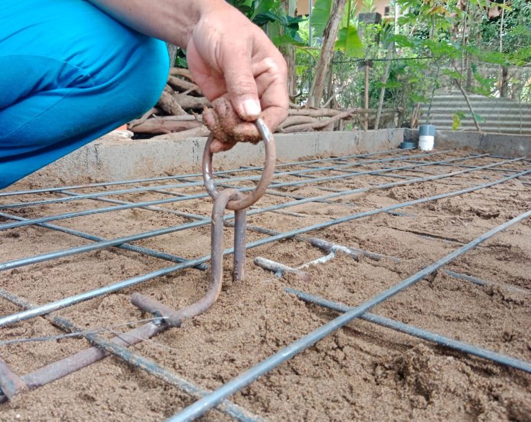 Pemasangan Rangkaian Besi Cincin untuk Pengikat Hewan Kurban Saat Proses Pemotongan di Musala Alba