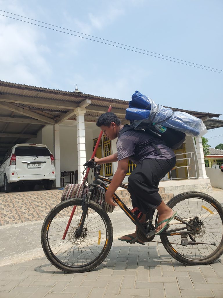 Reihan, Gendong Perbekalan Kemah di TPA ALBA Layaknya Kura-kura