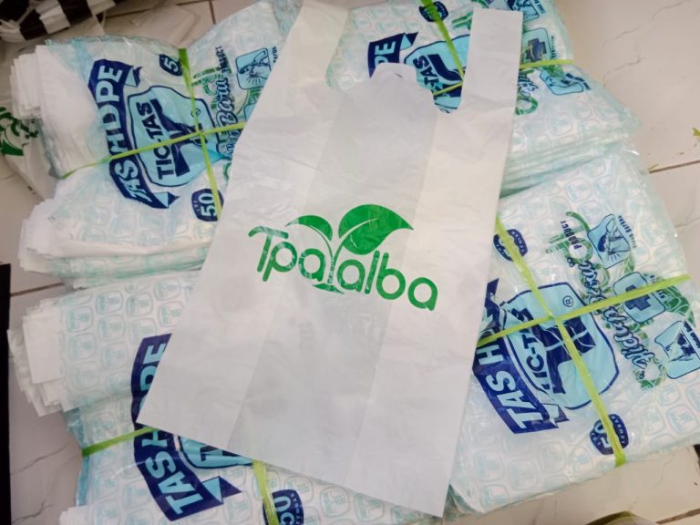 H-13, Sejumlah 2000 Lembar Kantong Plastik untuk Distribusi Kurban Berlogo TPA ALBA Sudah Siap