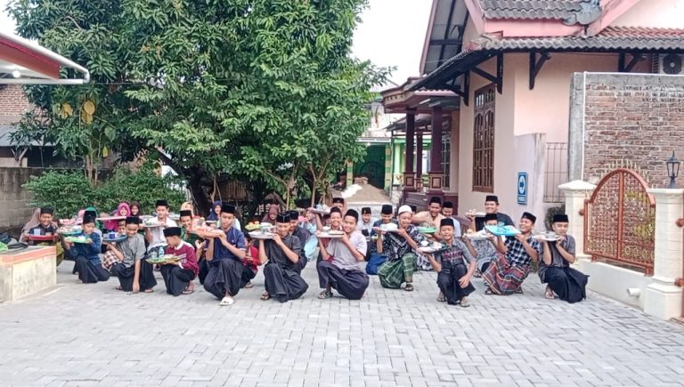TPA ALBA Ajarkan Santrinya Laku Dodok (Jalan Jongkok) untuk Sajikan Hidangan