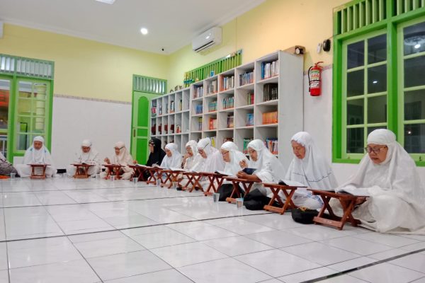 Kelas Eyang Uti TPA ALBA, Bukti Tiada Kata Terlambat Belajar Membaca Al Quran