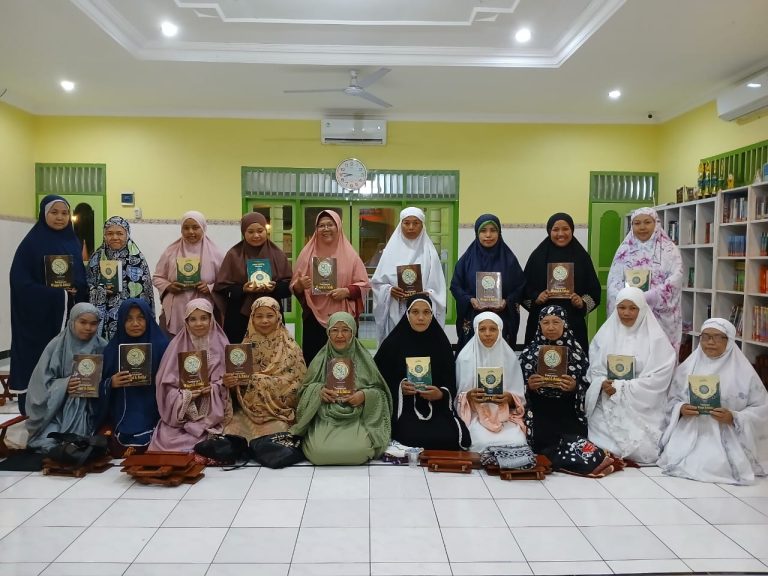 Kado Akhir Tahun 2024, Kelas Emak#1 TPA ALBA Khatamkan Juz 1