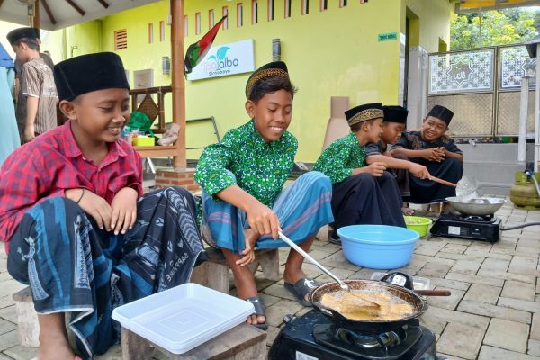 Tak Hanya Kenalkan Quran, TPA ALBA Juga Kenalkan Kompor dan Penggorengan kepada Santrinya