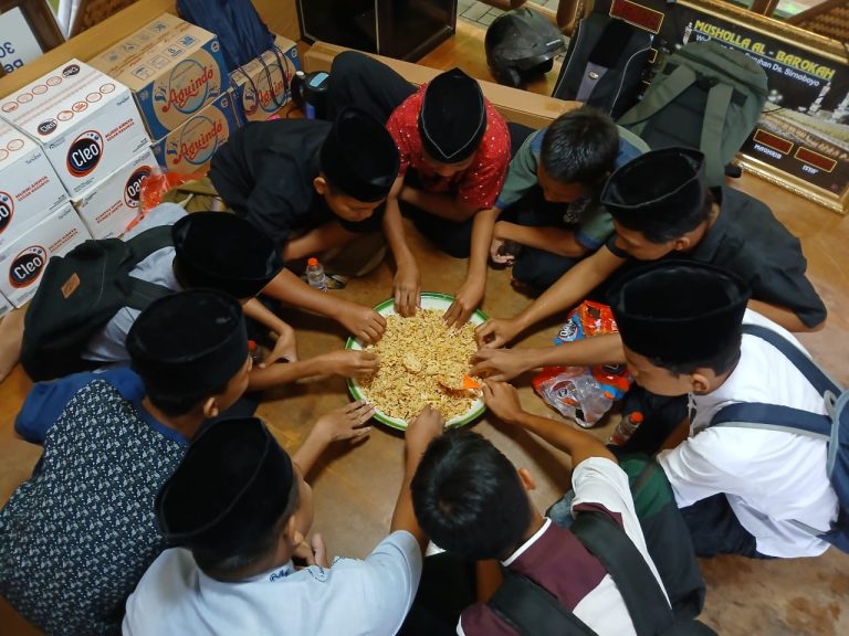 ‘Kembulan’, Cara TPA ALBA Tanamkan Jiwa Saling Berbagi dan Tidak Serakah Pada Santri