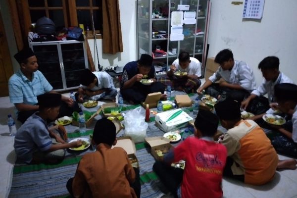Rekatkan Hubungan dengan Warga Sekitar, TPA ALBA Gelar Program Bukber Plus di Ramadan 1446/2025