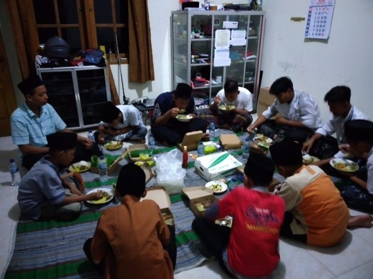 Rekatkan Hubungan dengan Warga Sekitar, TPA ALBA Gelar Program Bukber Plus di Ramadan 1446/2025