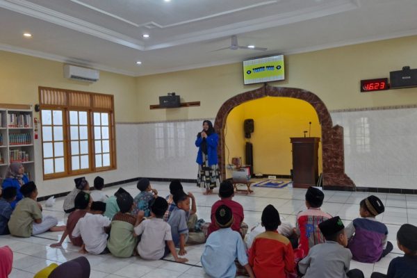 Mahasiswa PBI STKIP Pacitan Kenalkan Bahasa Inggris yang Menyenangkan kepada Santri TPA ALBA