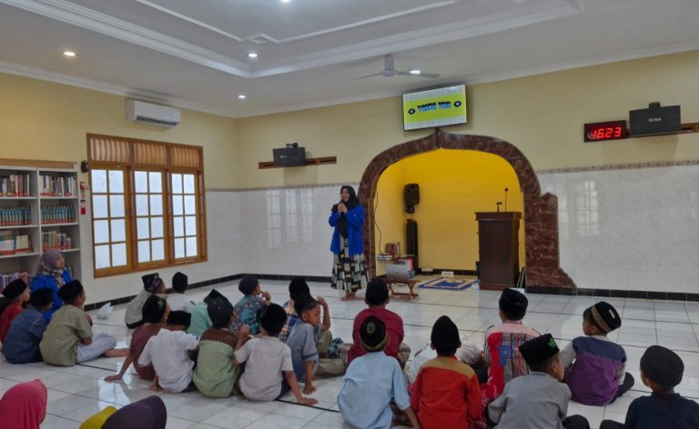 Mahasiswa PBI STKIP Pacitan Kenalkan Bahasa Inggris yang Menyenangkan kepada Santri TPA ALBA